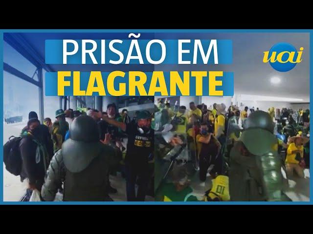 Momento que bolsonaristas são presos no Planalto