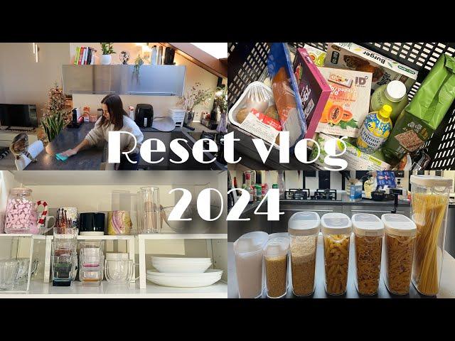 RESET VLOG 2024 / organizziamo la mia cucina, svuota la spesa & i miei obiettivi per l’anno nuovo!