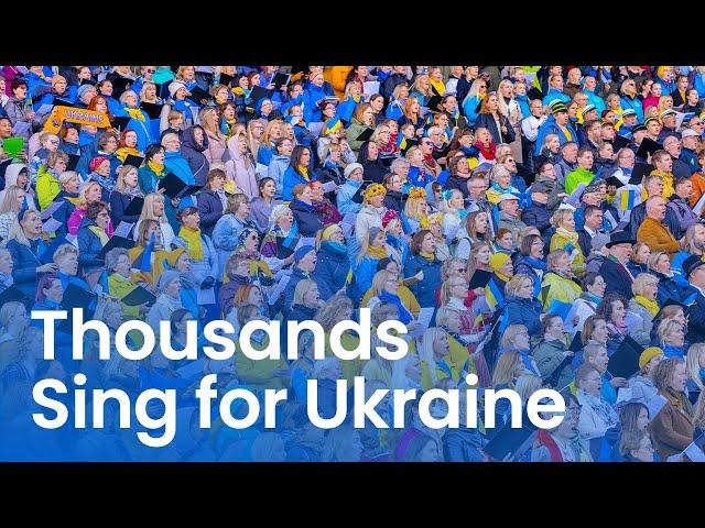 Thousands of Estonians Sing “Oi u luzi chervona kalyna” to Support Ukraine