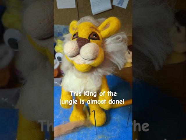 Love how this regal lion is turning out! #needlefelting #fibreart #fibreartist