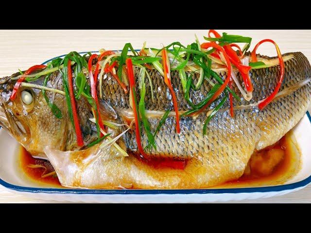 蒸鲈鱼 蒸鱸魚時，牢記「2不放 加3樣」訣竅，鱸魚鮮嫩無腥味，潔白又營養。【美食彩味 VS 明玥美食 Magic Food】 、蒸鲈鱼 ， Steamed sea bass
