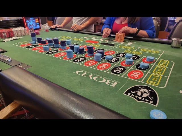Playing Roulette at Fremont Casino in Las Vegas | DRUNK GUY HAD THE WHOLE TABLE LAUGHING