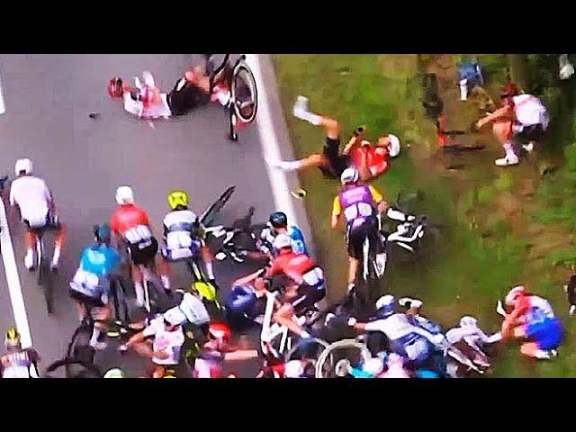Болельщица устроила массовый завал на велогонке «Тур де Франс»