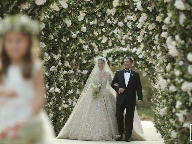 Lara Scandar's breathtaking bridal entrance !