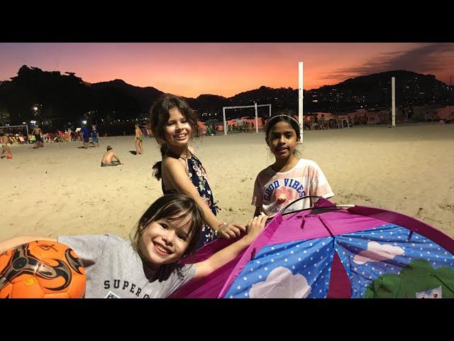 As Aventuras de Sofia e Giovana | Brincando na Praia com a Maria ️