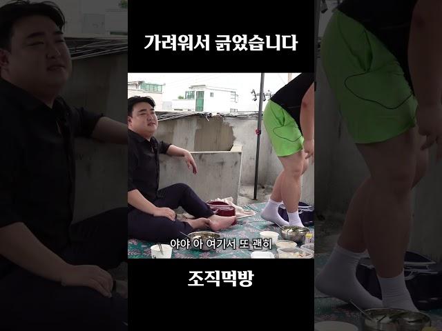 뒤돌았는데 거길 긁고 있으면 어떡하냐