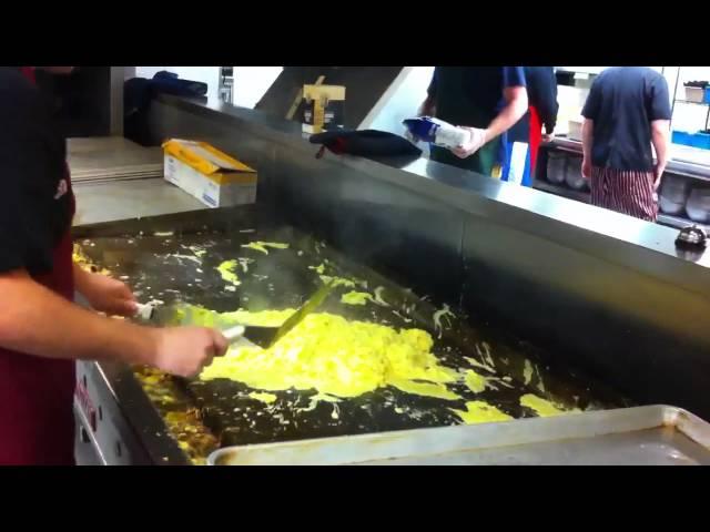 Cooking scrambled eggs for 500