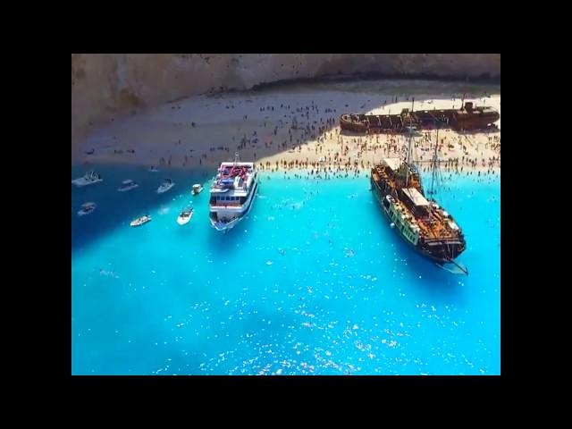 Sobrevuela la increible  Playa Navagio en Zakynthos Grecia