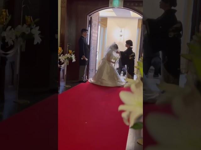 結婚式花嫁の両親　娘の幸せ願う