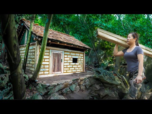 The girl built her own wooden house to live in the mountains and forests.