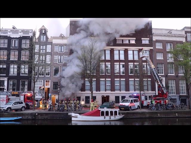 Grote brand in grachtenpand aan de Singel in Amsterdam.