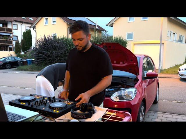 Playing good vibes House music to my friend and his wife on DDJ FLX 4