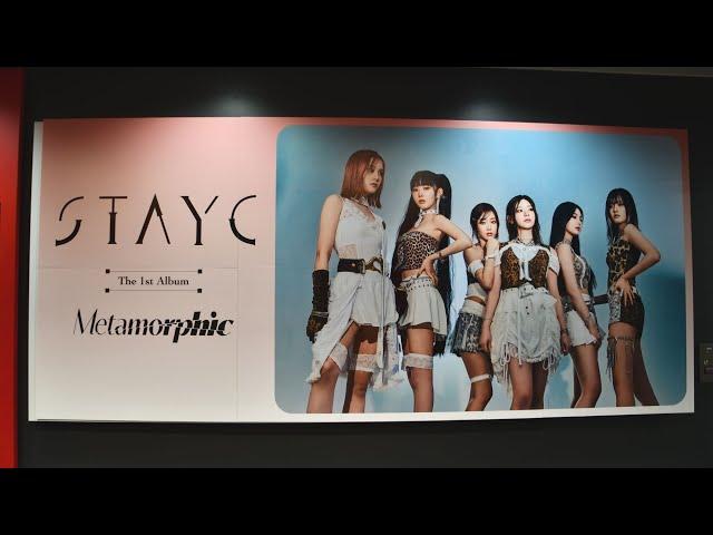 【STAYC】1stアルバム「Metamorphic」発売記念パネル展