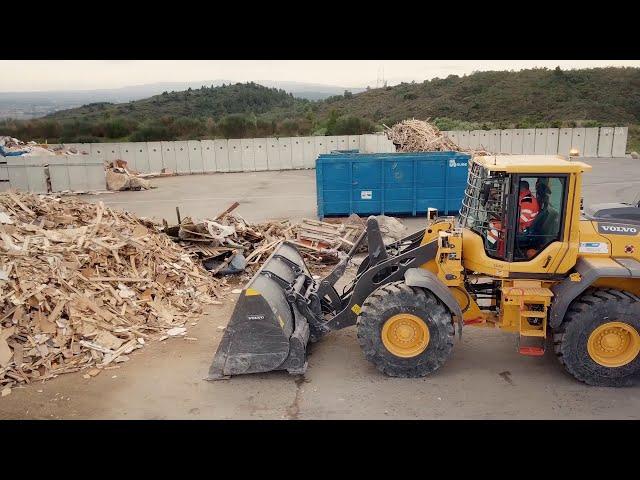 Wheel Loader in Waste and Recycling Application