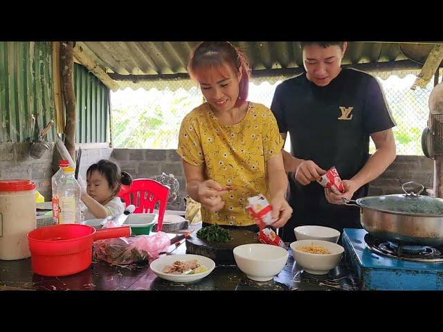 You harvest Huong kumquats and bring them to residential areas to sell [ Lý Thị Hương