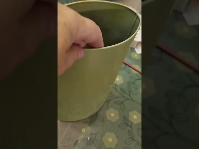 Ваза из старой жестяной банки