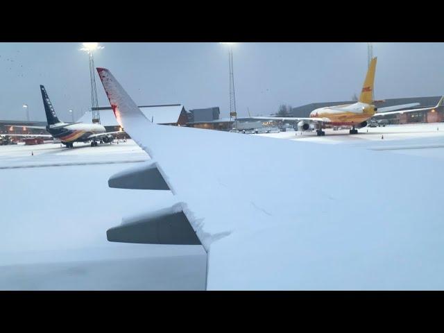 SNOWY 737-800 Takeoff after Snowstorm (Taxi, De-ice, Takeoff)