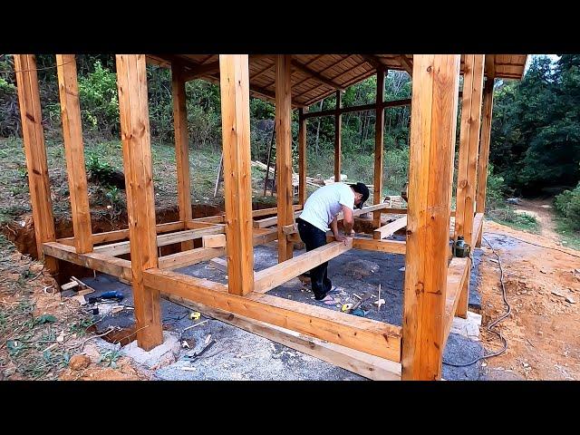 小夫妻大山上盖木屋，用这么好的木材做地板横梁，木屋一定坚实耐用。Wooden house.