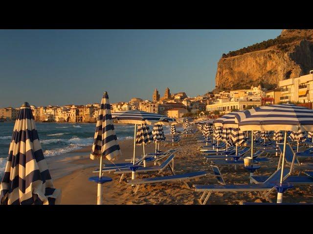 Cefalù sulla spiaggia al tramonto