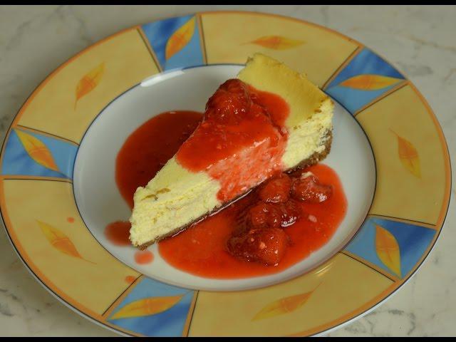 Original New York Cheesecake mit Erdbeersauce