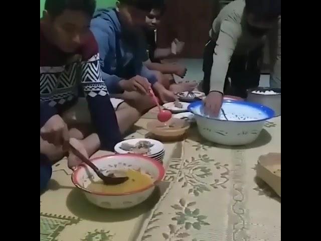 MAU MAKAN MALAH TUMPAH 