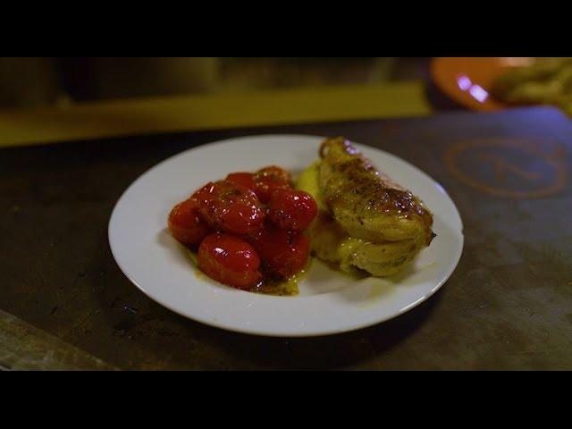 Сырные куриные грудки на гриле с итальянскими томатами