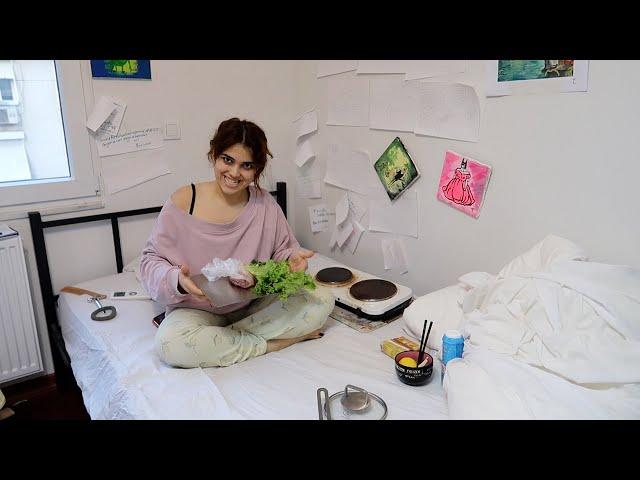 هوا سرده پس روی تختم زندگی میکنم