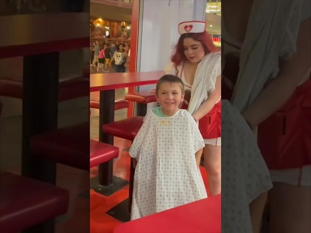 Нас отшлепали в ресторане! # бургер #ласвегас #heartattackgrill #foodinlasvegas#shorts
