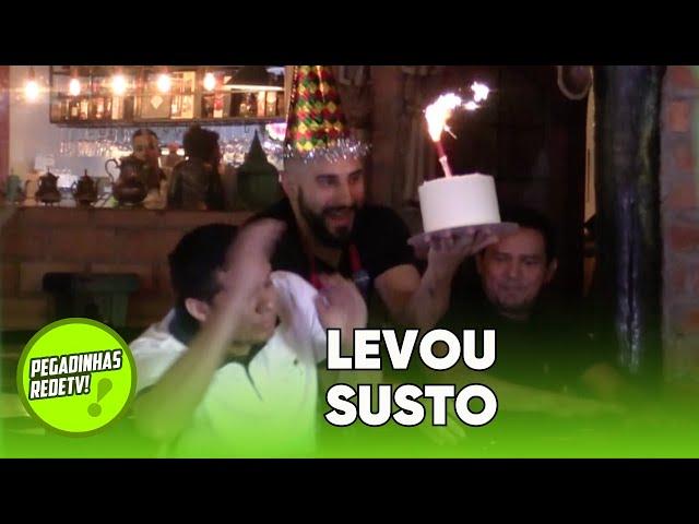 ANIVERSÁRIO SURPRESA? ATOR DISTRIBUI SUSTOS DE ANIVERSÁRIO NAS MESAS DO RESTAURANTE!