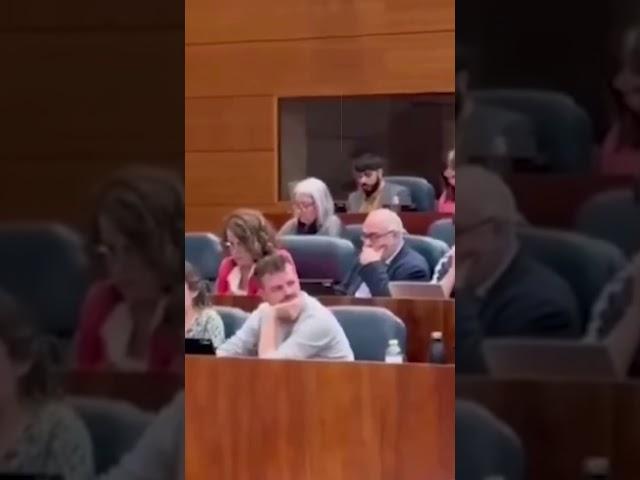 Un diputado de Más Madrid hace gestos de disparar a Ayuso: "Le ha podido la rabia" dice su partido