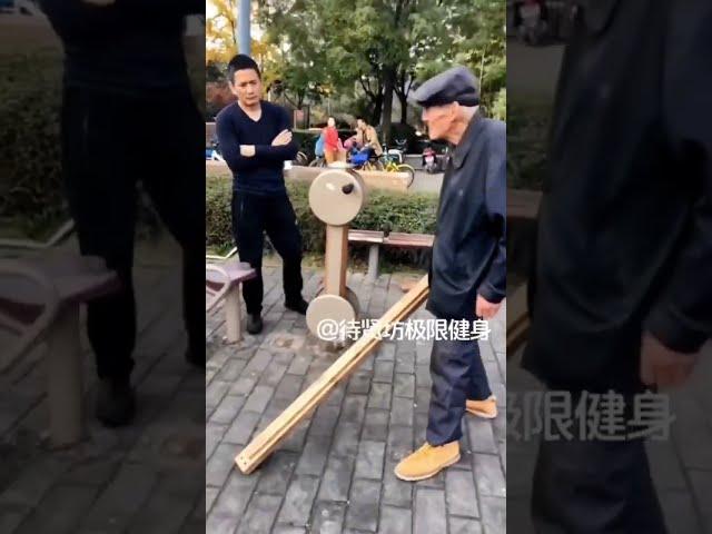 98 летний китайский пенсионер сильнее молодых