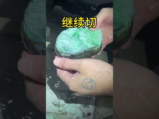 翡翠原石色料開切！！緬甸翡翠直播間，全球可快遞，記得點訂閱，#玉  #原石 #缅甸翡翠 #珠寶 #翡翠  #翡翠原石