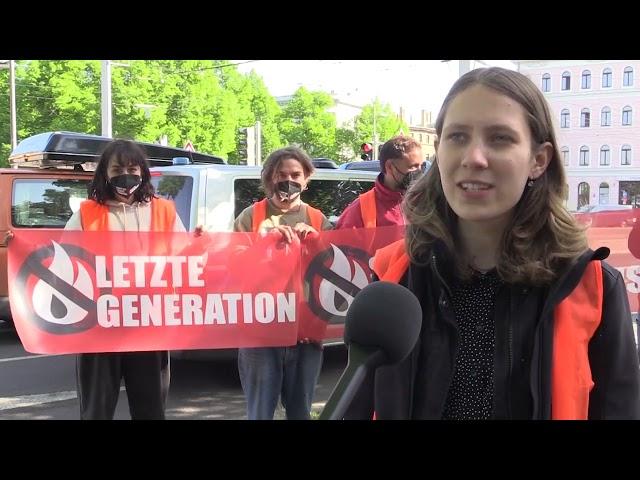 Klima-Demonstranten kleben sich auf B87 in Leipzig fest