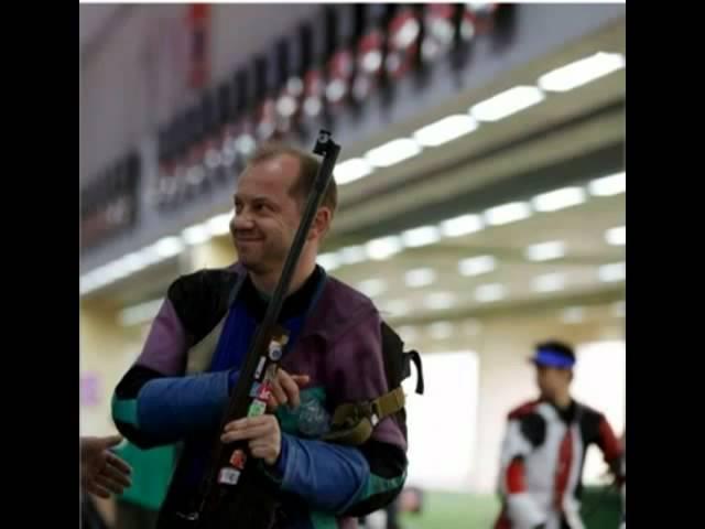 Sergei Martynov of Belarus sets world record in 50M rifle prone to win gold for at London Olympics