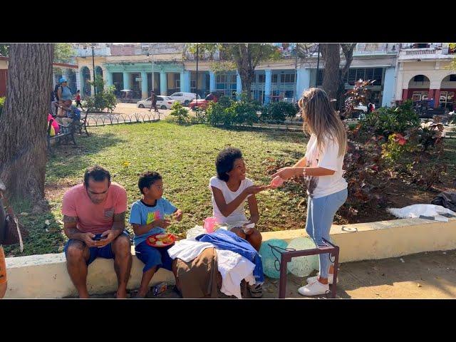 REGALAMOS COMIDA Y MEDICAMENTOS en las CALLES de La HABANA CUBA.La TRISTE VIDA CUBANA