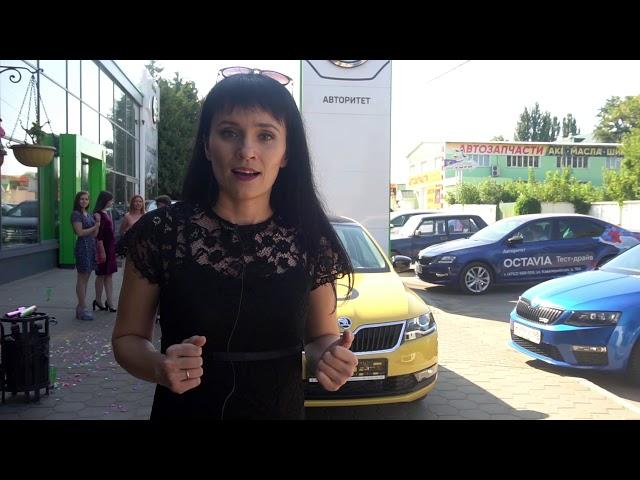 Елена Шаталова забирает автомобиль в подарок от компании. ЛЕГКО.