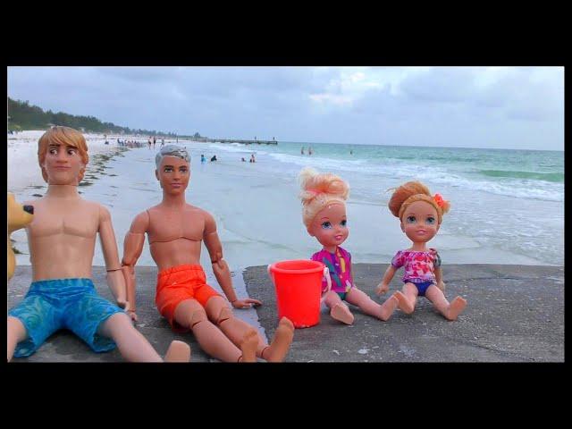 Family beach day ! Elsa & Anna toddlers - sand play