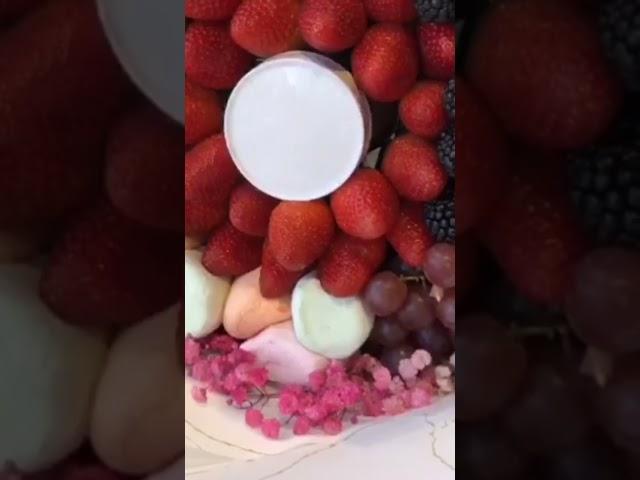 تنسيق باقه ورد ما العنب والفراوله والتوت ورد طبيعي مع تغليف باقه دائريه