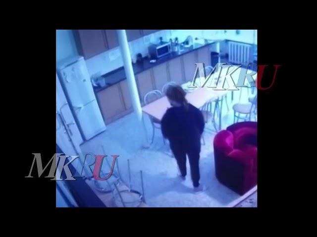 Вымогавшая у Тарзана деньги женщина попала на видео: кадры из хостела