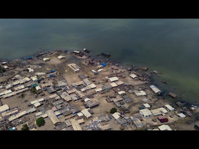 TOWN SANDWICHED BETWEEN THE OCEAN AND LAGOON / TOTOPE, ADA