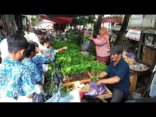 ANAK SD BELAJAR BERTRANSAKSI DI PASAR TRADISIONAL GUNUNGPATI