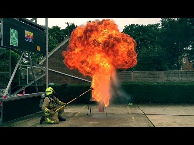 FLASH FIRE - what happens when you put water on an oil #fire!