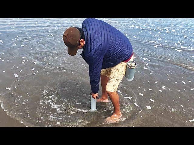 The fisherman takes the bait from the beach, places it on the hook and achieves excellent catches.