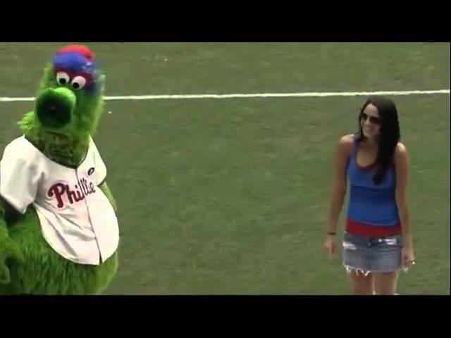 hot girl flashes and dances with phillies mascot