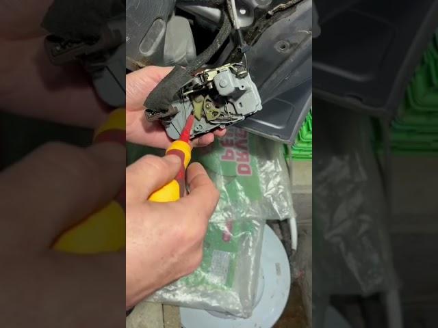 How to Repair Front Right Door Lock on Peugeot 307