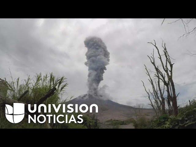 El momento en el que hace erupción un volcán en Indonesia