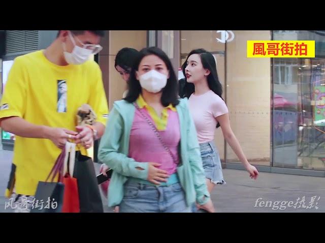 三里屯街拍：美女往往對方向方位不夠明感，即使網紅模特也不例外