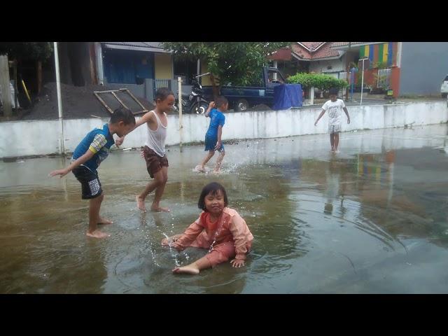 MAIN SKI LUMUT WAKTU HUJAN Bersama Salwa dan Bocah Kampung Gaharu Meski Jatuh yang Penting Happy