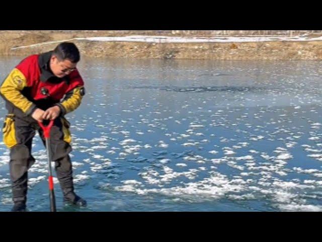 Today’s collection will take you to experience the charm of ice diving