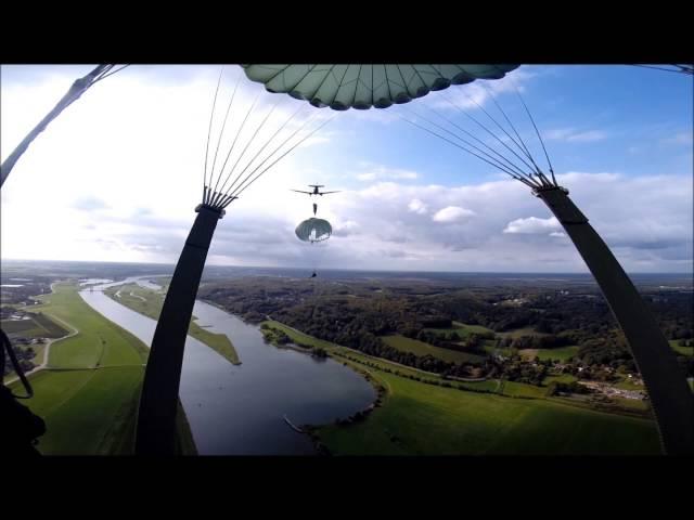 GROM  SOLDIERS  JUMP  TO  DRIEL